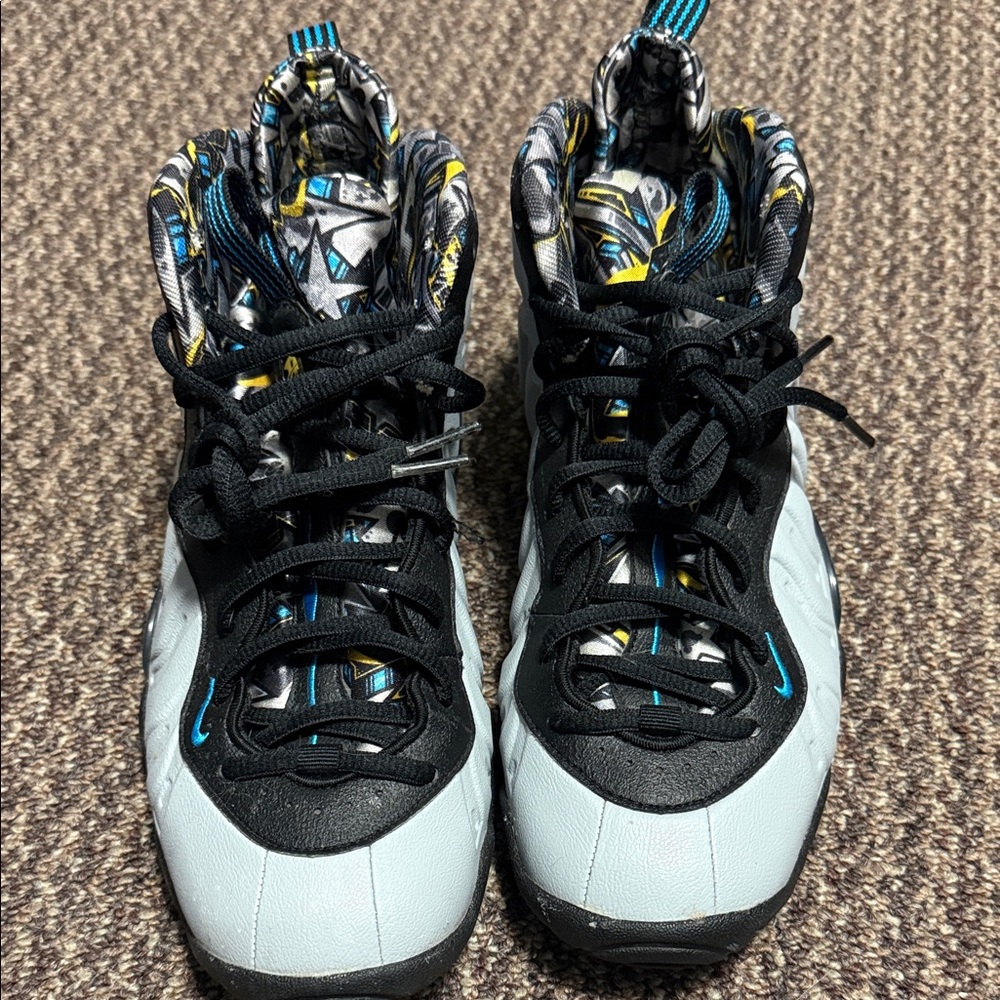 Nike Kids' Foamposite-style High-Top Sneakers in Light Gray/Black/Blue - Picture 3 of 6